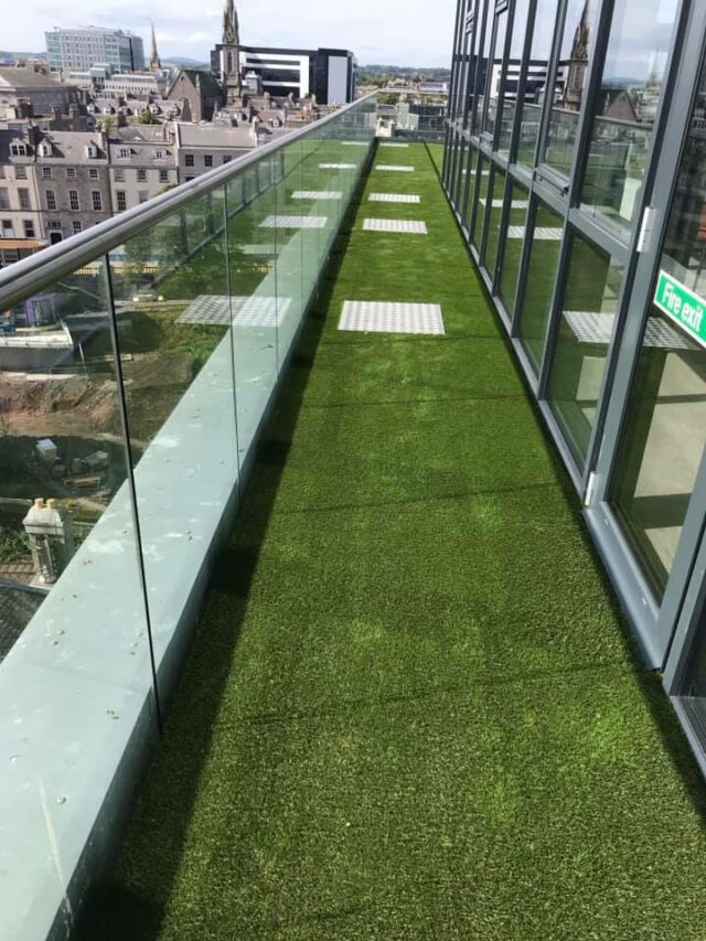 strip of artificial grass on balcony rooftop by Easigrass